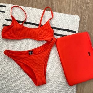 Triangl red bikini